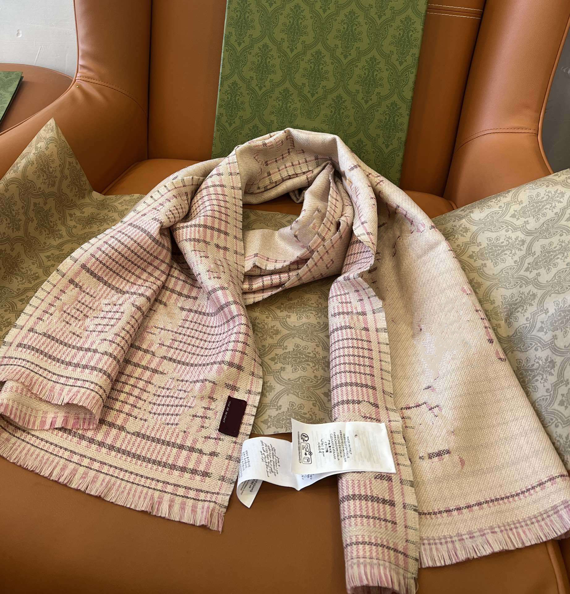 25ss designer cashmere scarf in a new color of double G checkered rose pink is made of designer cashmere and is a warm and colorful gift box for wom