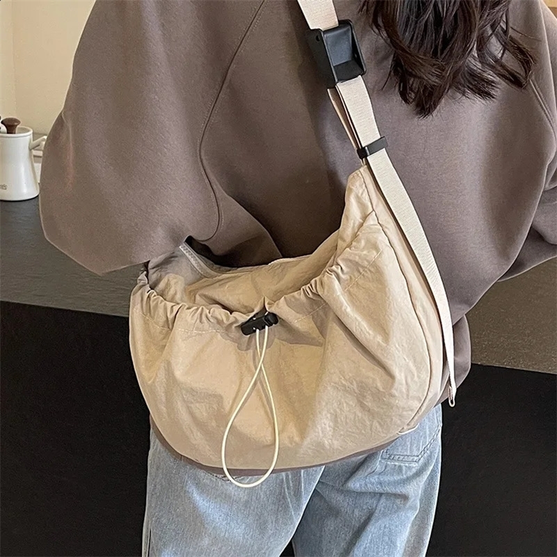Niche Nylon Shoulder Bag Fashionable Solid Color Pleated Crossbody Bag Casual Versatile Classroom Commuting SaddleBag 240827