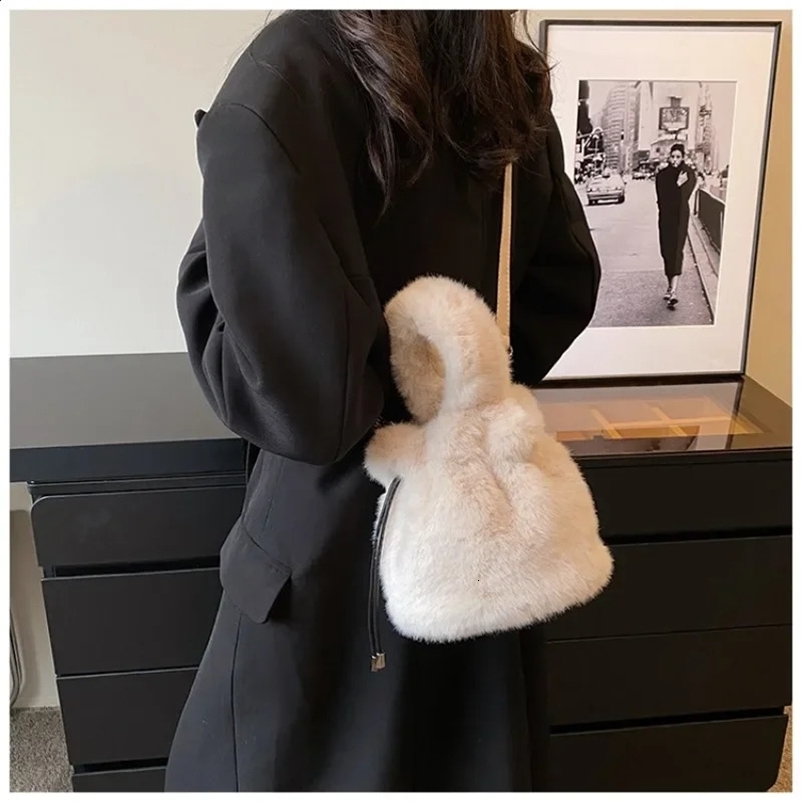 Home>Products>Womens Soft Fur Small Bag>2024 Winter Versatile Portable Shoulder Bag>Plush Shoulder Bag 241204bj