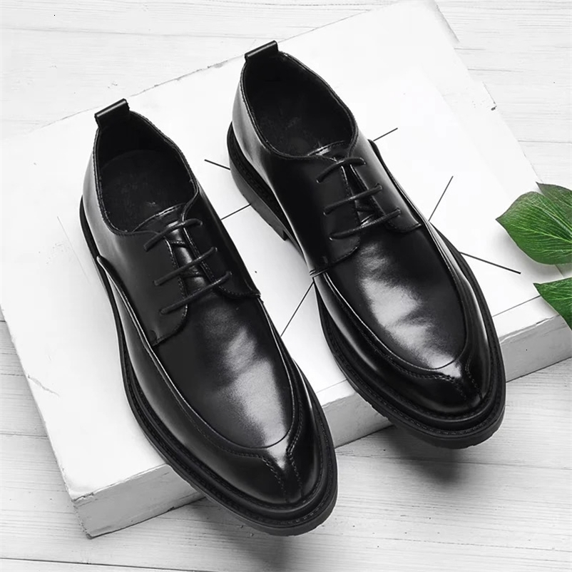 Mens wedding shoes embossed leather business mens dress shoes casual British style spring autumn mens black shoes 240615bj