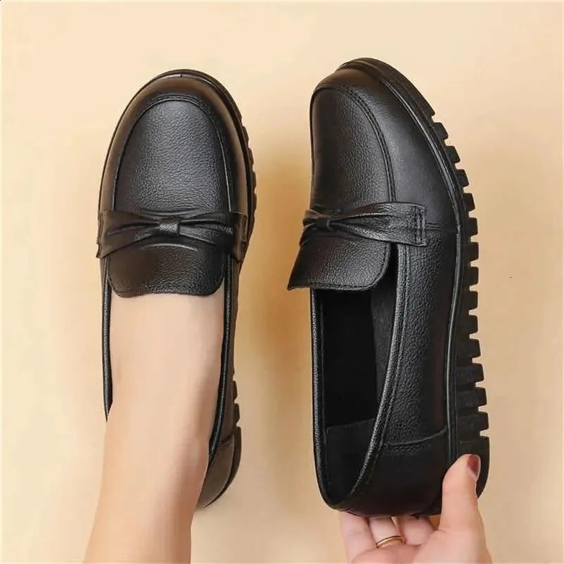 Spring Womens Low Top Round Head Loafers Waterproof Soft Leather Shoes Solid Color Casual Shoes Zapatos Mujer 240909bj