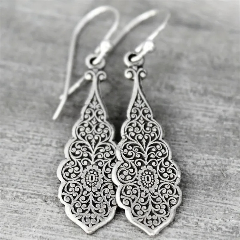 Boucles d'oreilles à motif sculpté vintage Bijoux en alliage de style ethnique rétro cadeau délicat pour les femmes girls quotidiennement décontr