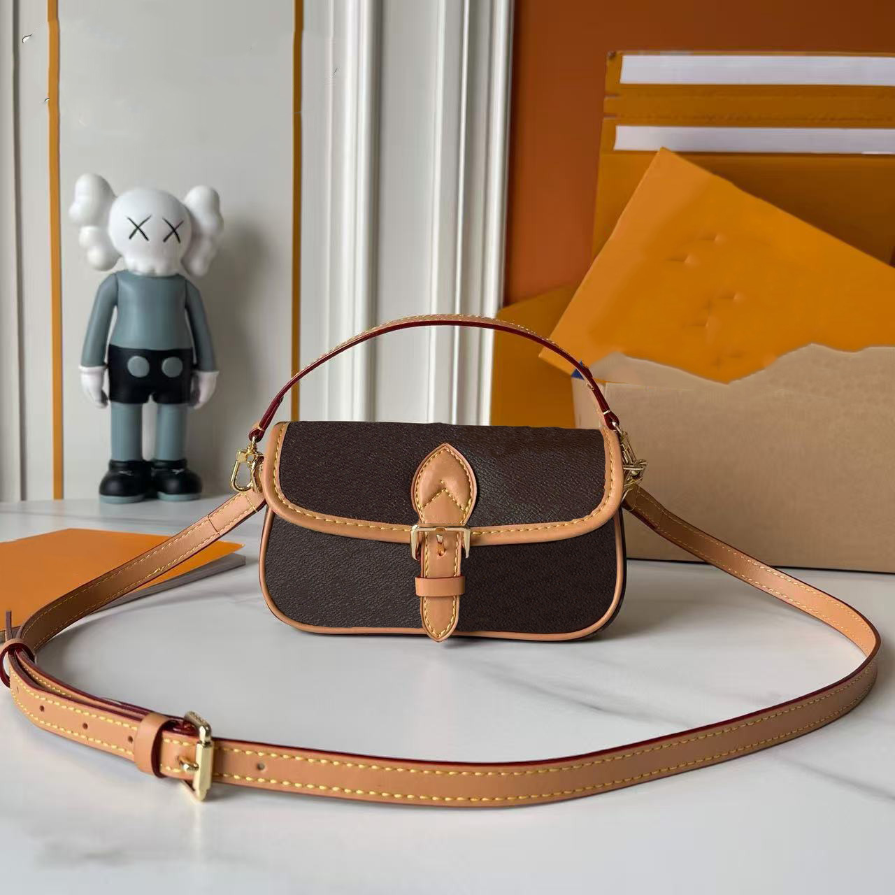 2025 Women's Luxury Designer Crossbody Bag, Dean Small Square Bag, Classic Vintage Canvas Strap, Petal Flip, Embossed Letters, Clutchet Bag, Sh
