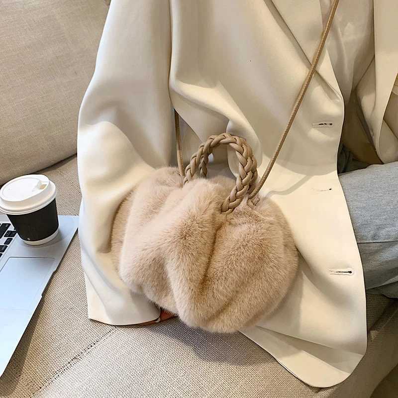 Autumn and Winter Plush Shoulder Crossbody Bag Womens Fashion Pleated Warm Faux Fur Hobos Bag Sweet Small Handbag Z250923