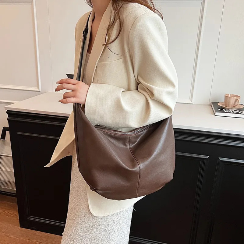 Big Pu Leather Cross body Bag Stray Man Bag Womens Winter Fashion High Quality Korean Shoulder Bag Simple Handbag 241116