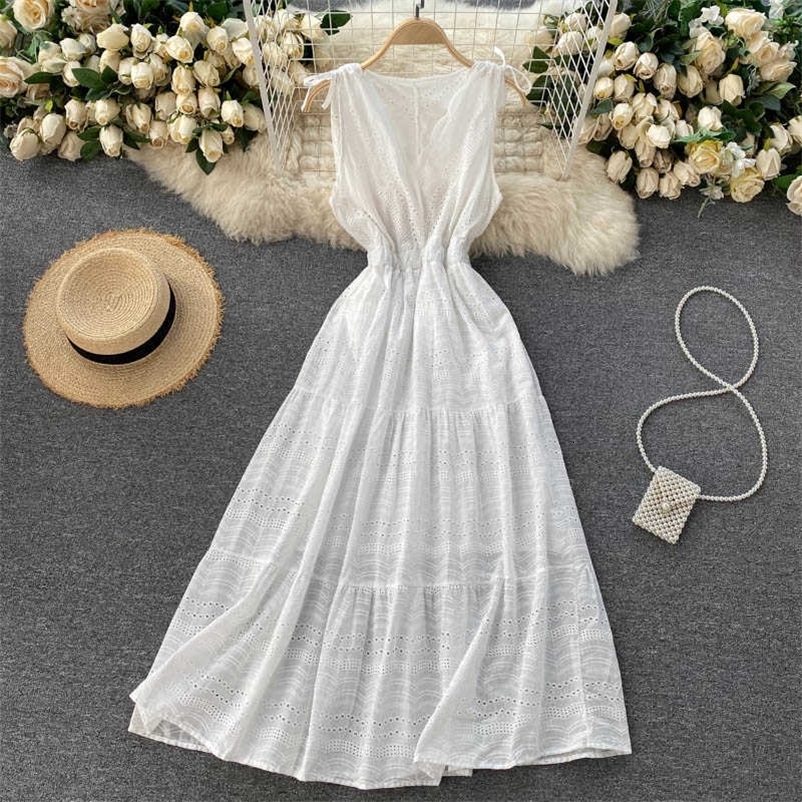 DEAT Women Beach Style Hollow Out Sleeveless Dress Solid Color V-neck Slim Long Fashion Spring Summer 11B732 210709