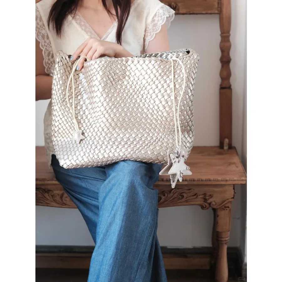 Champagne 2025 super fire woven tote bag womens largecapacity large bag highend sense portable shoulder bucket bag W250924