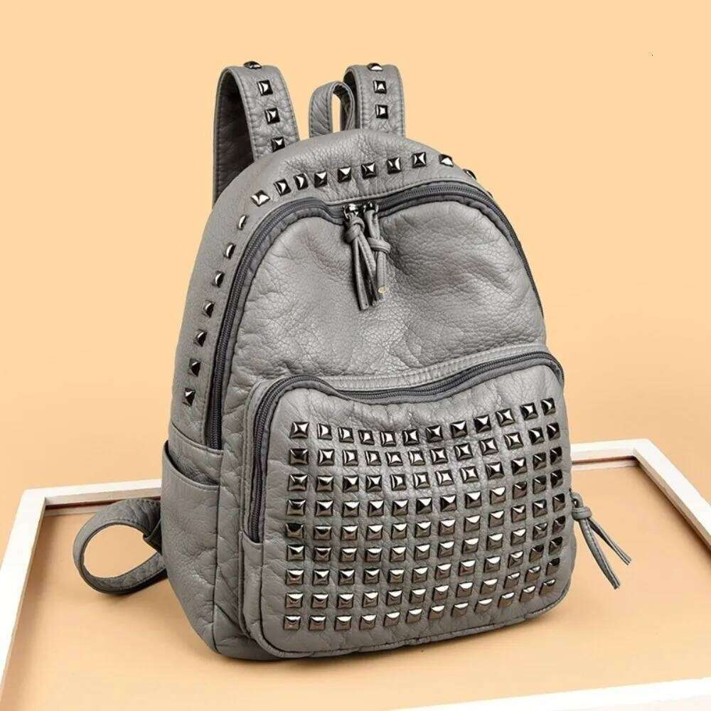 Designer Bags Super Cool Design Rivets Large Capacity Wear Resistant PU Soft Leather Punk Backpacks Unisex Luxury Bag