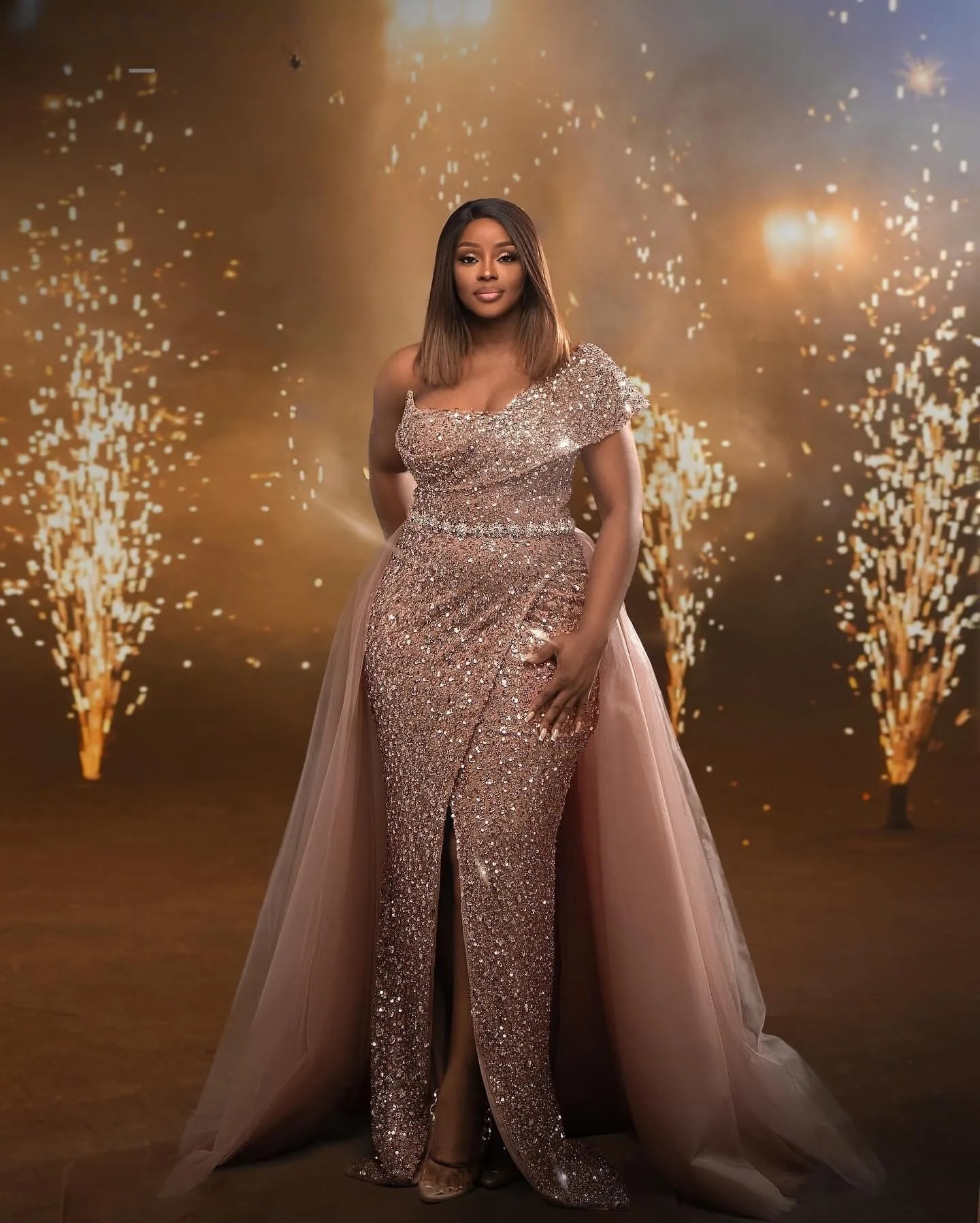 2025 Blush Pink Sexy Prom Dresses Overskirts Sequined Lace Arabic Split One Shoulder Cap Sleeves Crystal Beaded Belt Evening Formal Party Gowns Deta