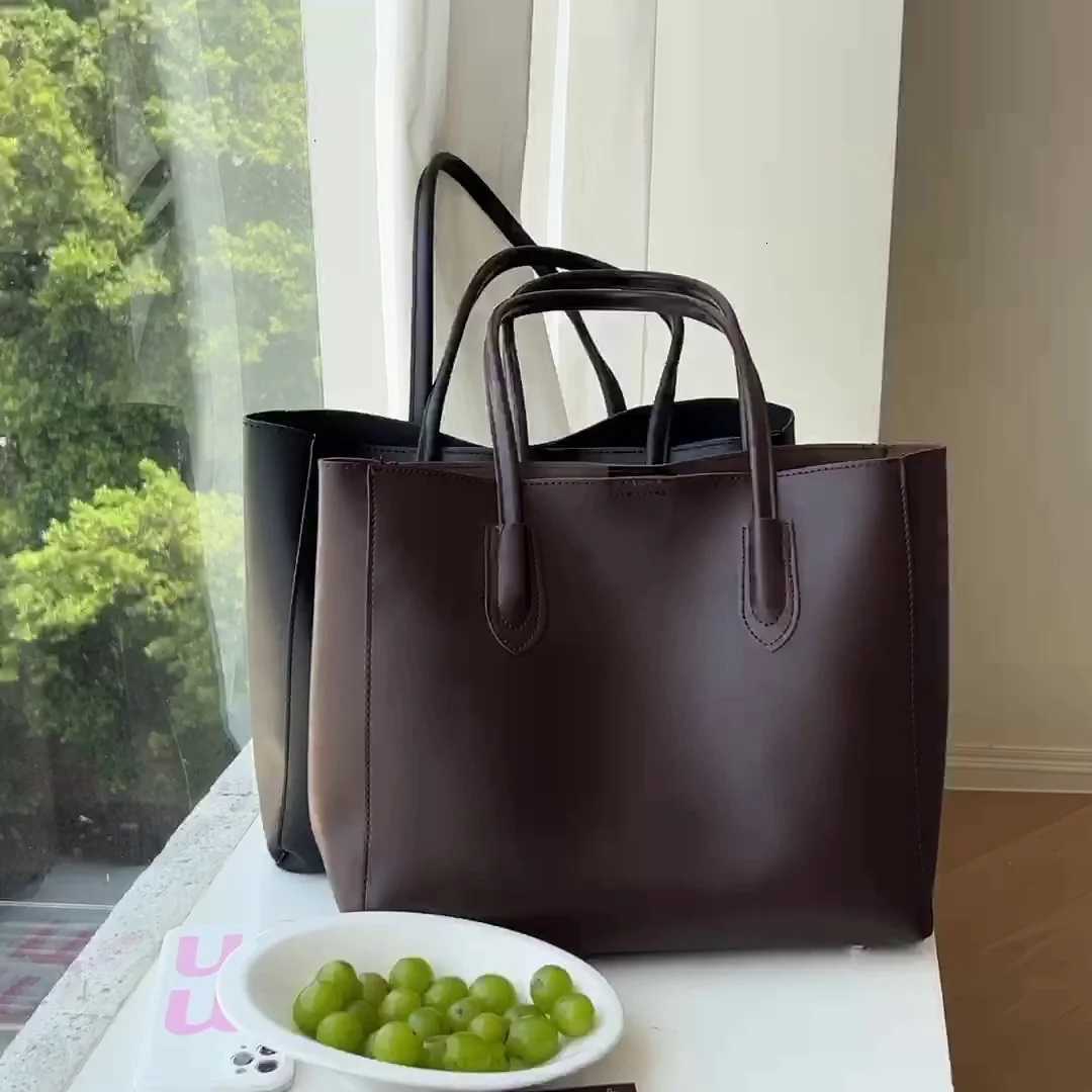 Retro Large Capacity Tote Bag 2023 New Womens Solid Color Magnetic Buckle Composite Bag Classic Versatile Commuter Shoulder Bag W250924