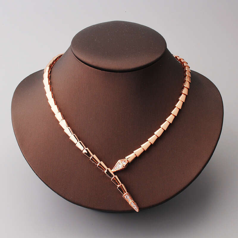 Designer femme Nouveau collier de serpent de luxe vintage boucles d'oreilles dames avec pendentifs tête queue pour accessoires de fête et de mari
