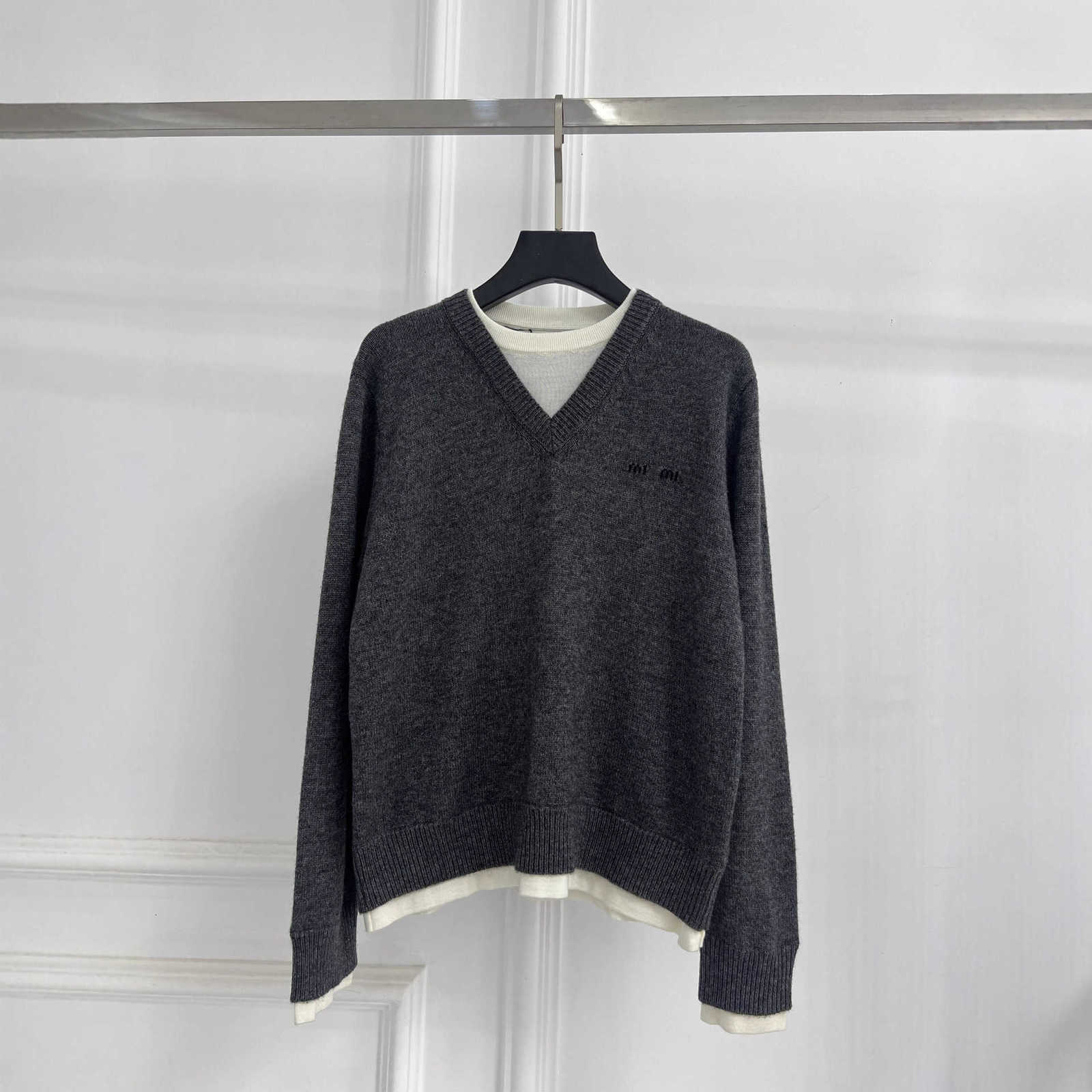 Women's Fur & Faux Designer Color-block Fake Two-piece Long Sleeve Round Neck Knitted Sweater V-neck for Men and Women KY7X