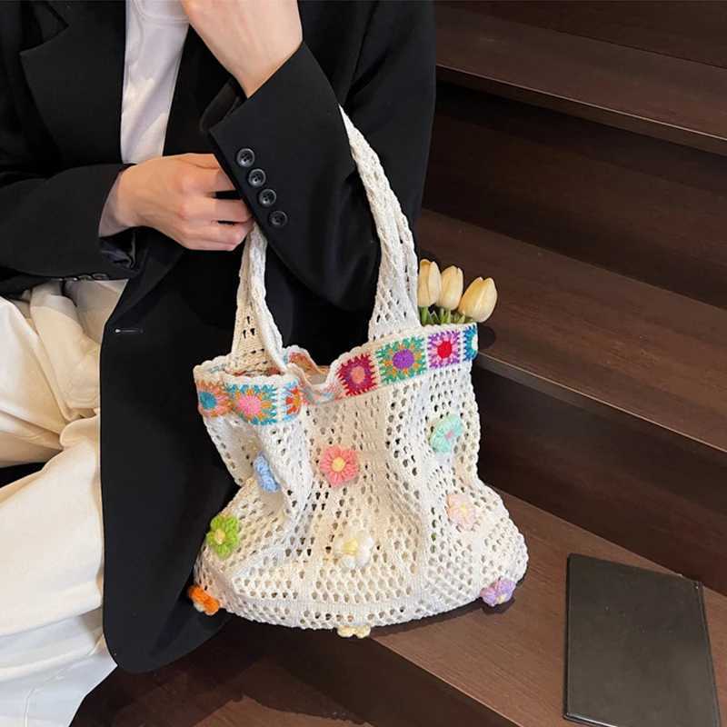Small Fresh Woven Bag Womens New Fashionable Shopper Tote Bag Hollow Vacation Beach Bag Travel Bag for Summer Z250923