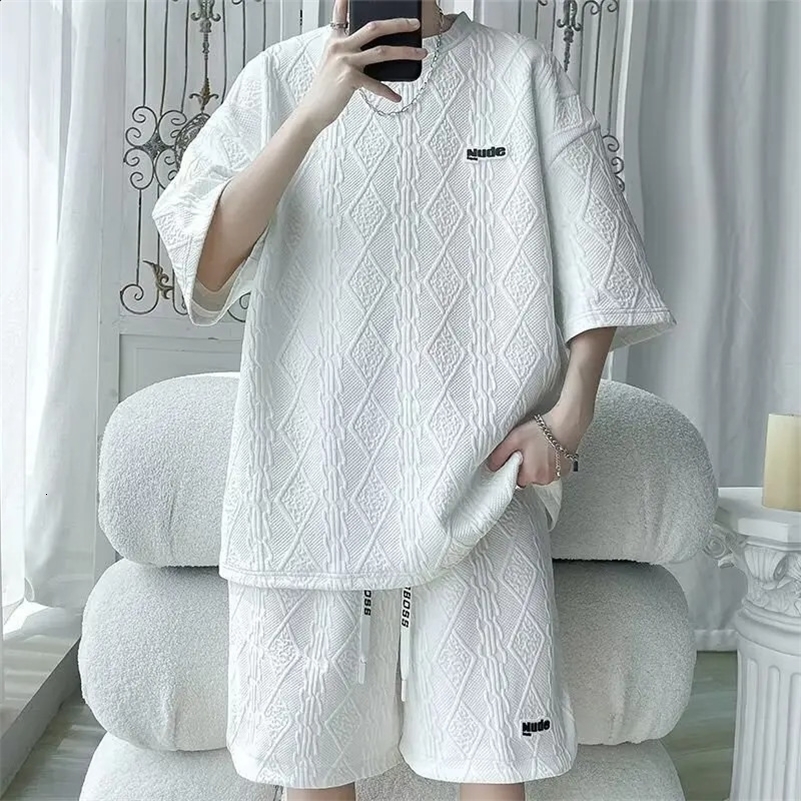 2024 Large Mens Sports Suit Korean High Street Fashion Tshirt Shorts Twopiece Set Men Retro Neck Top Clothes 241223Zy