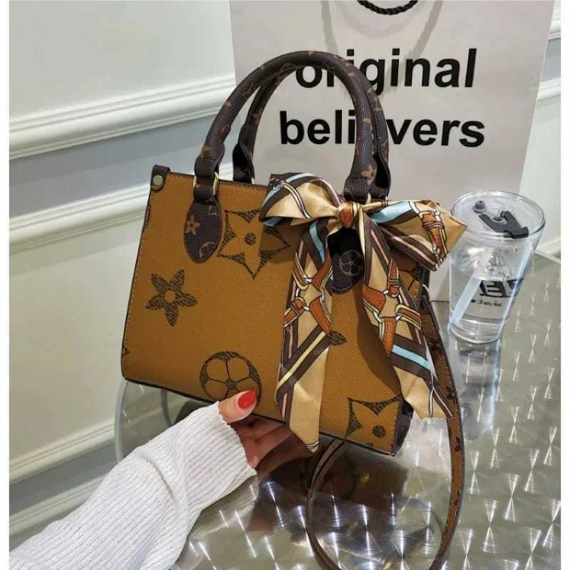 Retro printed handbag fashionable largecapacity commuter bag light luxury style handbag small fragrancestyle underarm bag W250924