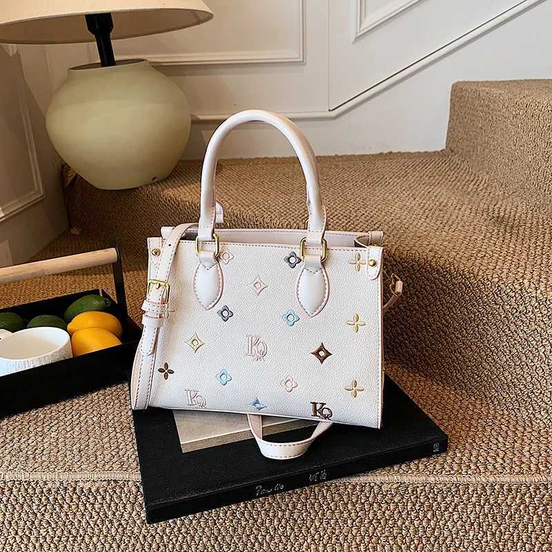 Nouveau sac de godet haut de gamme femelle simple et à la mode de conception étrangère petit sac léger et marée polyvalente W250924