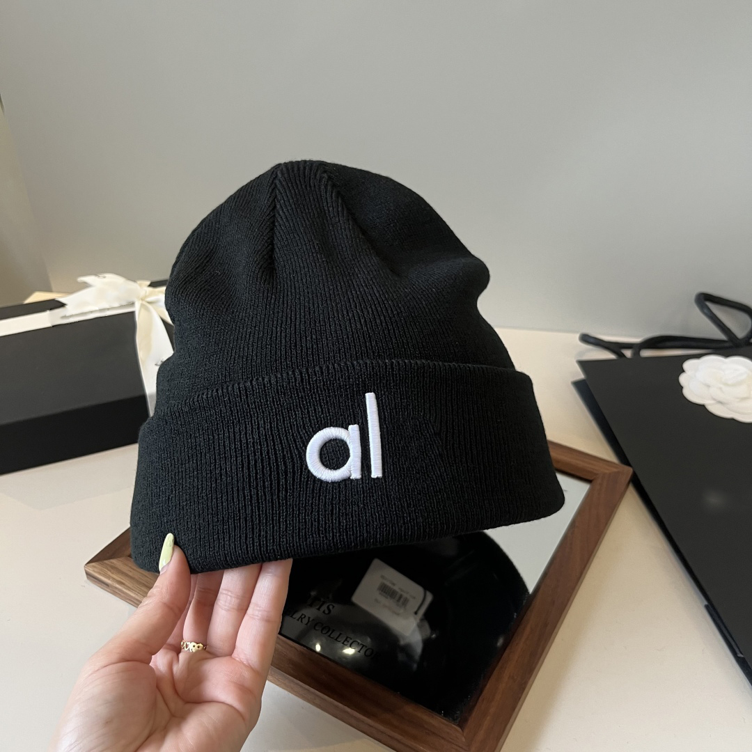 12A designer luxury knitwear Alphabet Winter Warmth versatile beanie knitted letter design Christmas gift hat 12 colors very good
