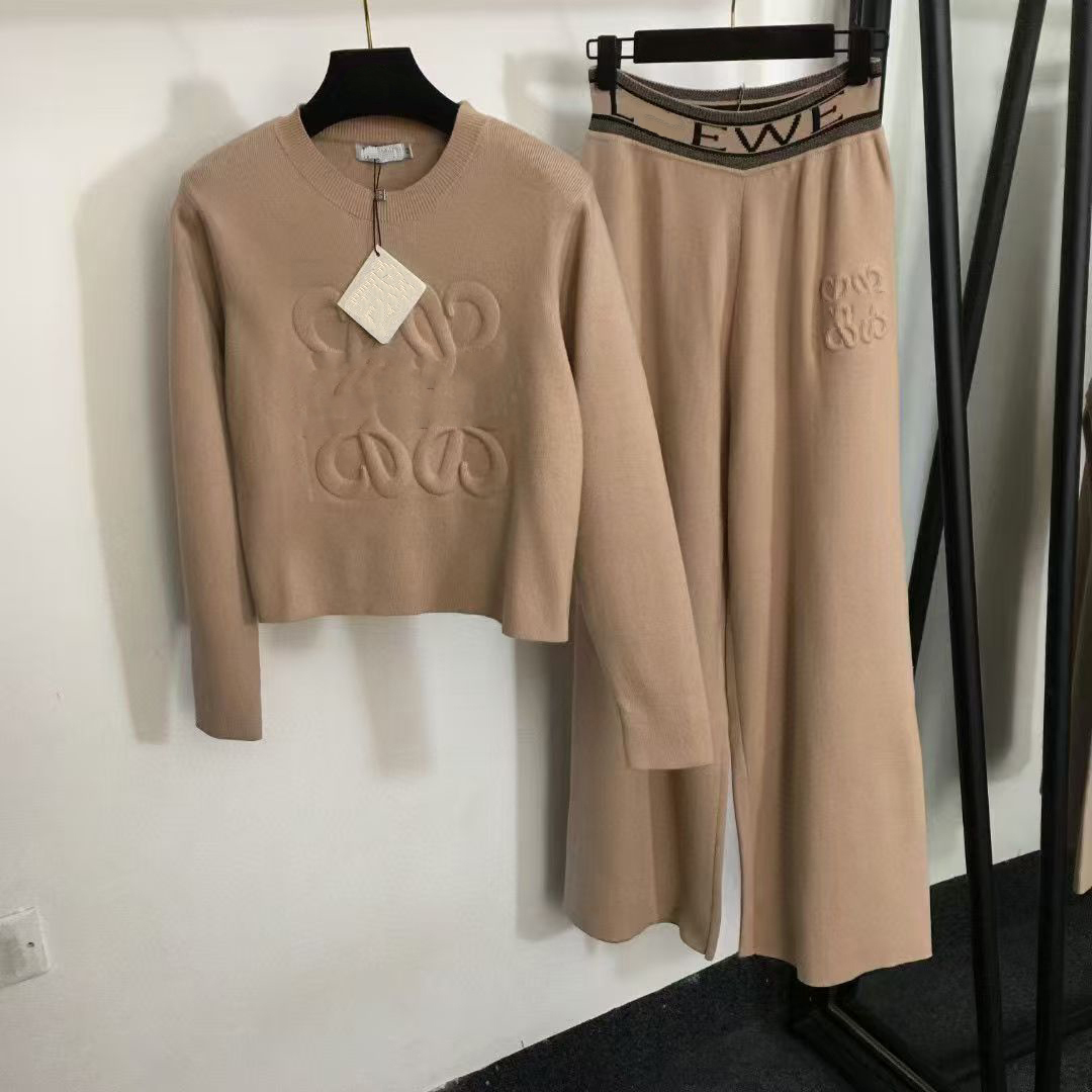 Autumn new European station fashion embossed pattern pullover round neck wide-leg pants two-piece female Joker solid col suit.