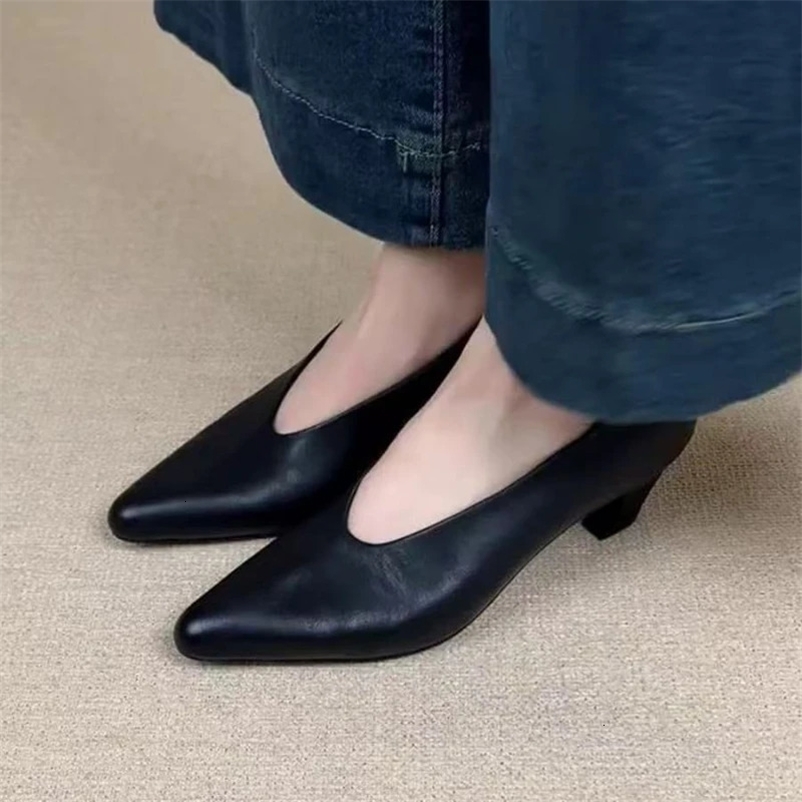 2025 Womens Soft Cushioned Leather Shoes Sss Grade Beige High Heels Black Pump Square Toes Elegant Mary Jens y250507z