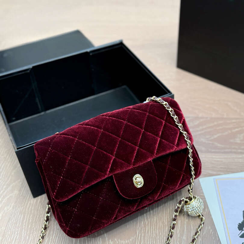 Womens Chain Shoulder Bags Luxury Velvet Handbags Designer Handbags Woman Purses Sling Bag Elegant Hand Bag Crossbody Bag Commuter Bag Travel Bag