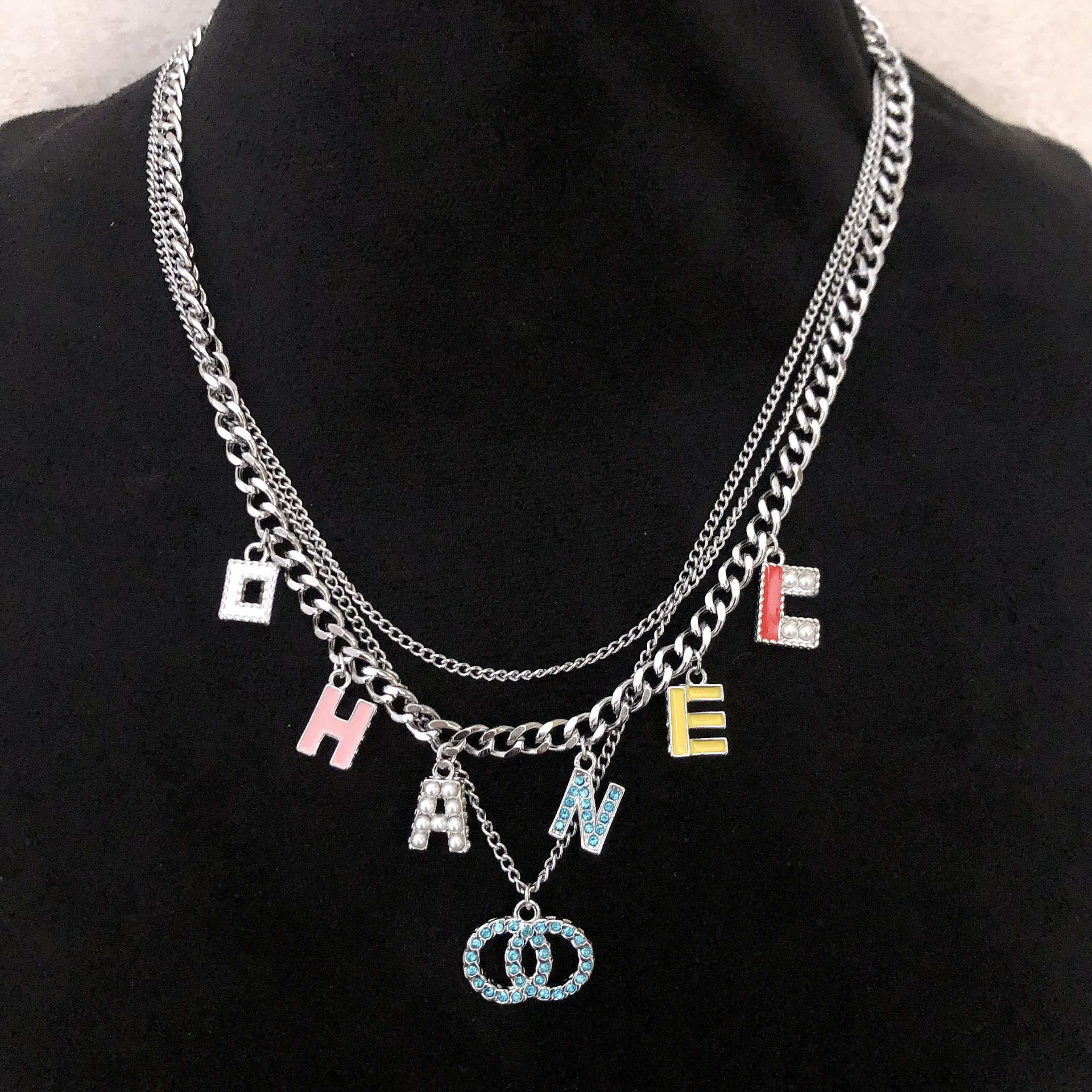 Femmes lettre pendentif Double couche colliers chaîne en argent Simple métal coloré cristal perle strass pull collier de mariage fête bijoux acce