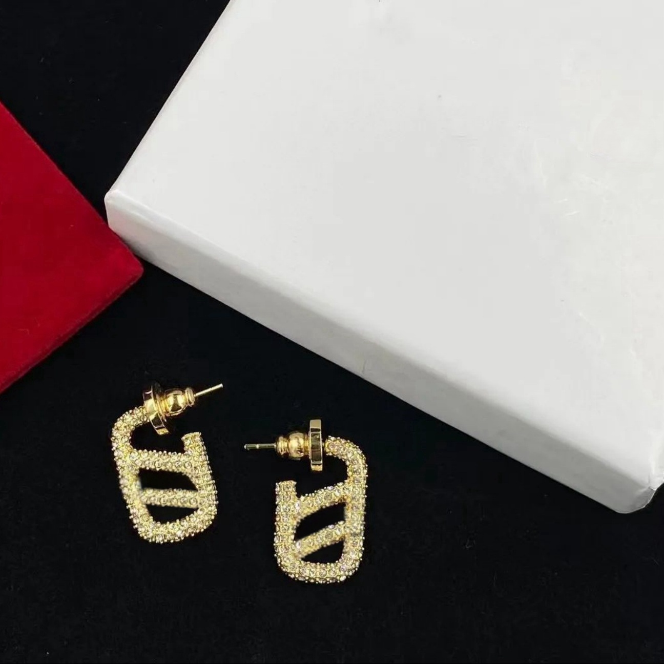 Elegant Classic Bee Pattern Studs in Durable Solid Brass Combined with Pure 925 Sterling Silver