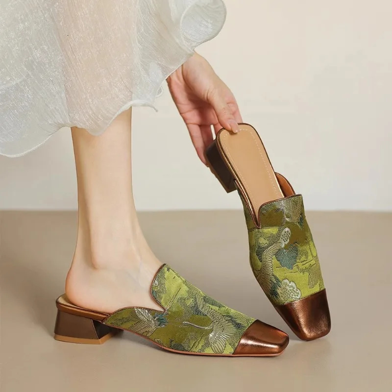 Shoes Cover Toe Mules For Women 2024 Ladies Slippers Flower Pantofle Low Slides Pointed Flat er Hoof Heels 250107
