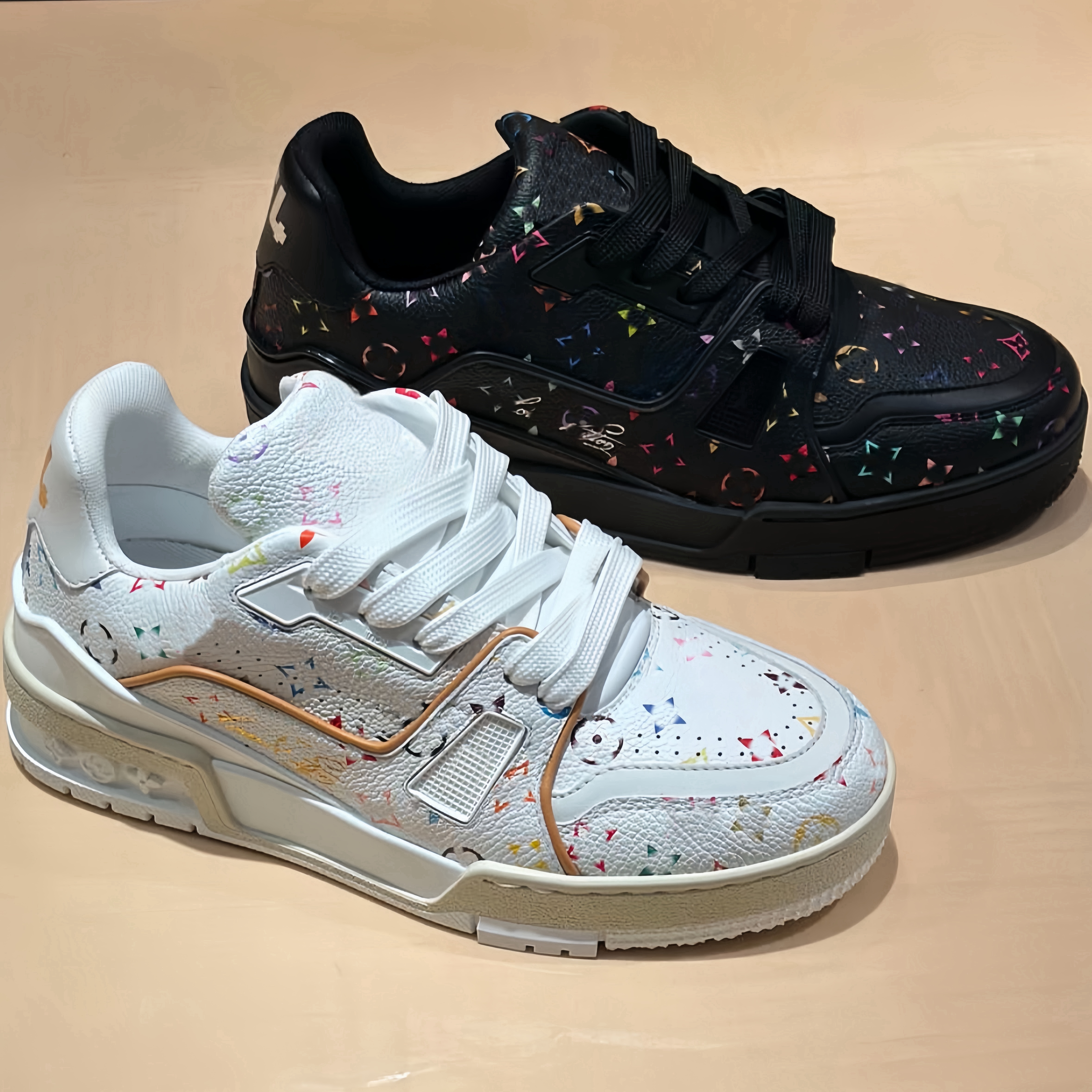 Designer Mens Murakami Collection Chaussures Femme Coule de veau lacets Rubber Saves Problèmes de semelles Mentes Trainer Signature Prints pour h
