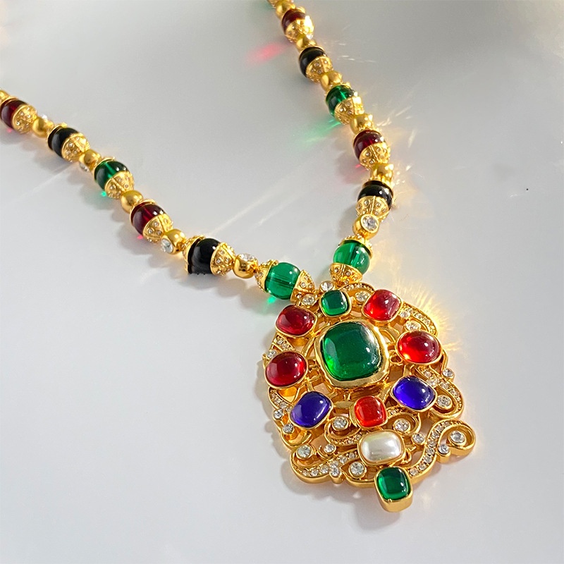 2025 Femmes Collier De Charme De Luxe Bijoux De Haute Qualité Plaqué Or Jaune Verre Coloré Royal Pendentif Collier pour Fête De Mariage Joli Cade