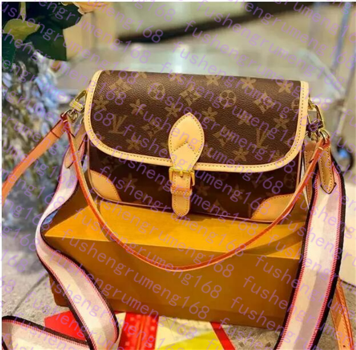 Luxurys Designer Sac Diane Baguette Femmes Cross Cross Body Toile Sacs à bandoulière Hobos Portefeuilles Porte-cartes Totes en cuir Purse à basse