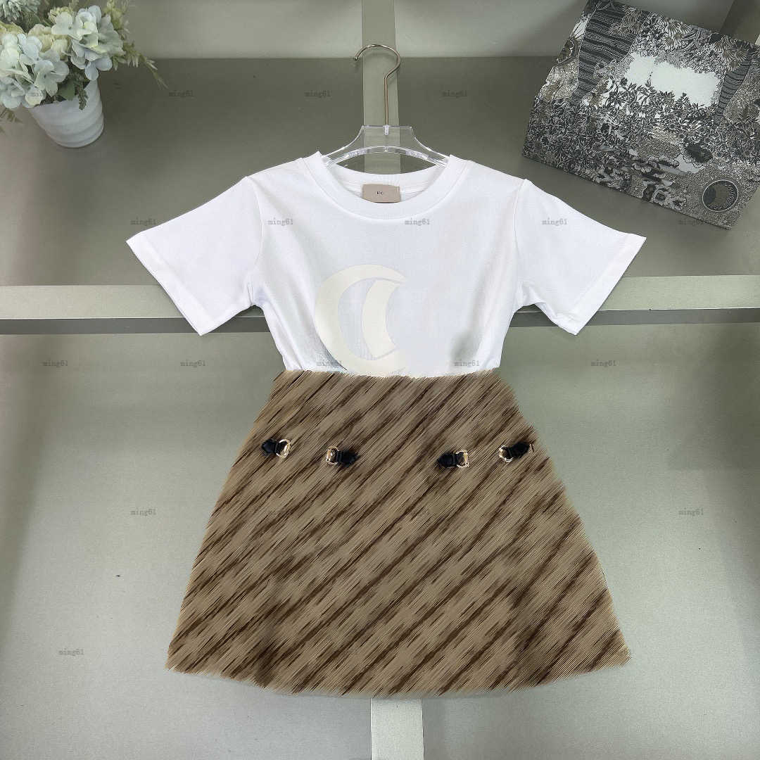 Brand Girls Habille de broderie d'été Logo Baby Overskirt Kids Designer Vêtements Design Simple Design Round Round Neck T-shirt et Jupe à imprimé