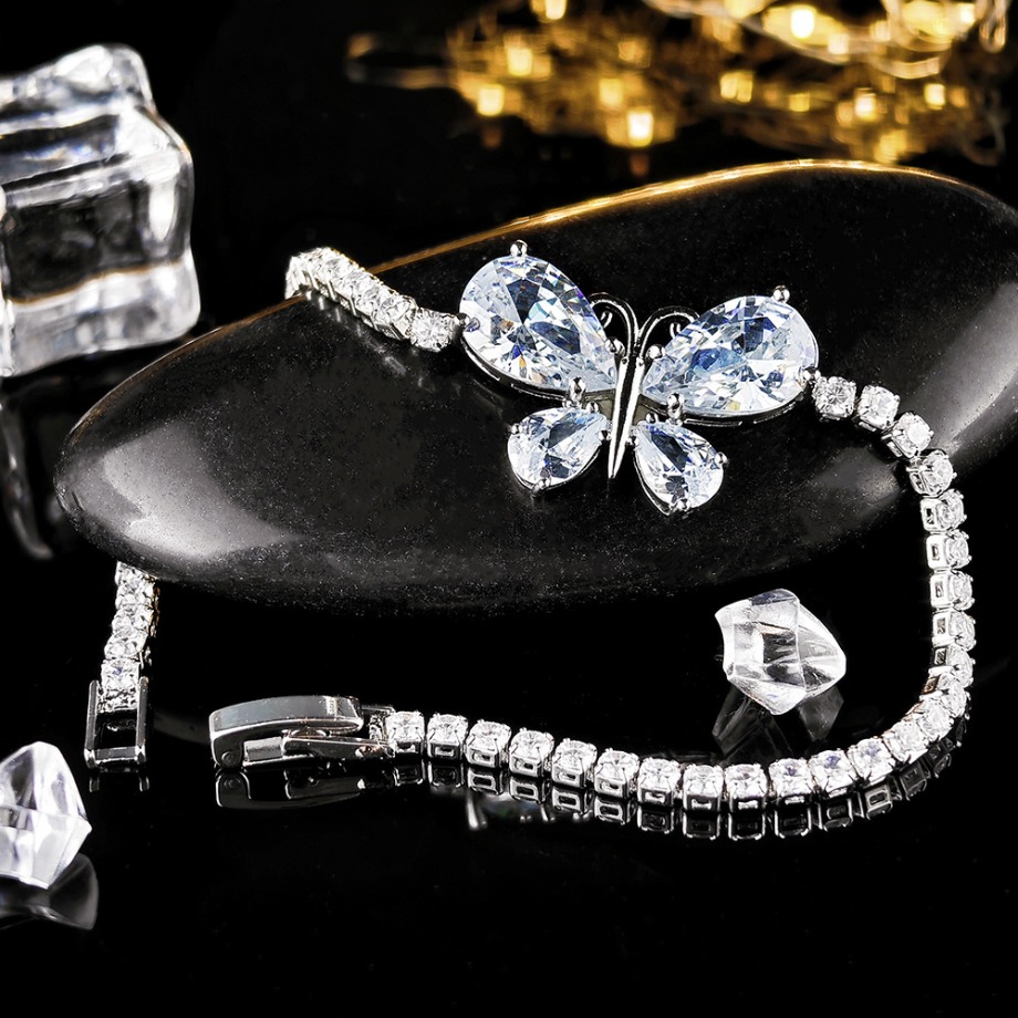 Luxury Designer Bracelets Butterfly Silver Plated Material Fashion Bracelet Shiny Zircon Inlay Bangles Women Classics Zircon Charm Jewelry Accessory