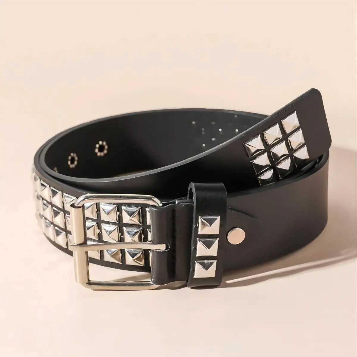 New vintage-style belt with square beads and rivets metal pyramid-shaped belt. Unisex punk-style belt with five-bull design water XJ250801