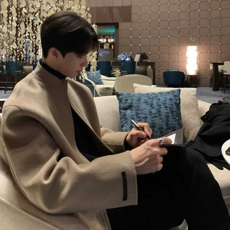 Mens Spring and Autumn Fashion Loose Woolen Cloth Zipper Coat Korean Version Stand Collar Solid Color Handsome Bomber Jacket XJ250801