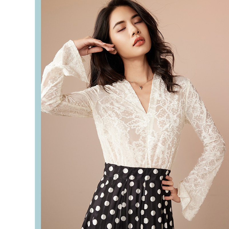 Womens Elegant White Lace long-sleeved Simple V-neck T-shirt Advanced All-match Flocking Top 6112729