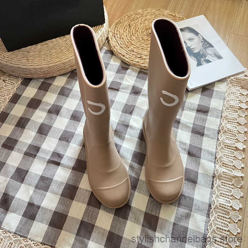 Designer Fashion Thick Heel Boots Letter Round Toe Women Rubber Boot Knee Long New Waterproof Slip High Tube Rain Shoes Pure Color R250611 S25080