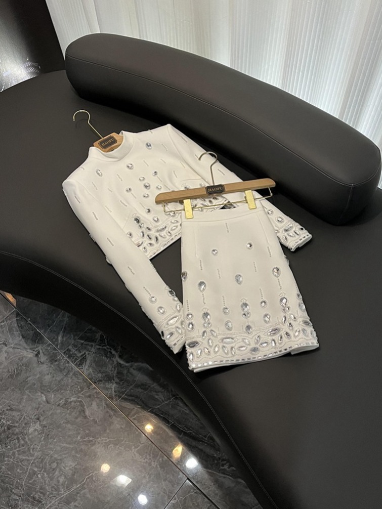 2025 Autumn Ivory / Black Rhinestone Two Piece Dress Sets Long Sleeve Stand Collar Beaded Top + High Waist Short Skirt Set Two Piece Suits O4G022753