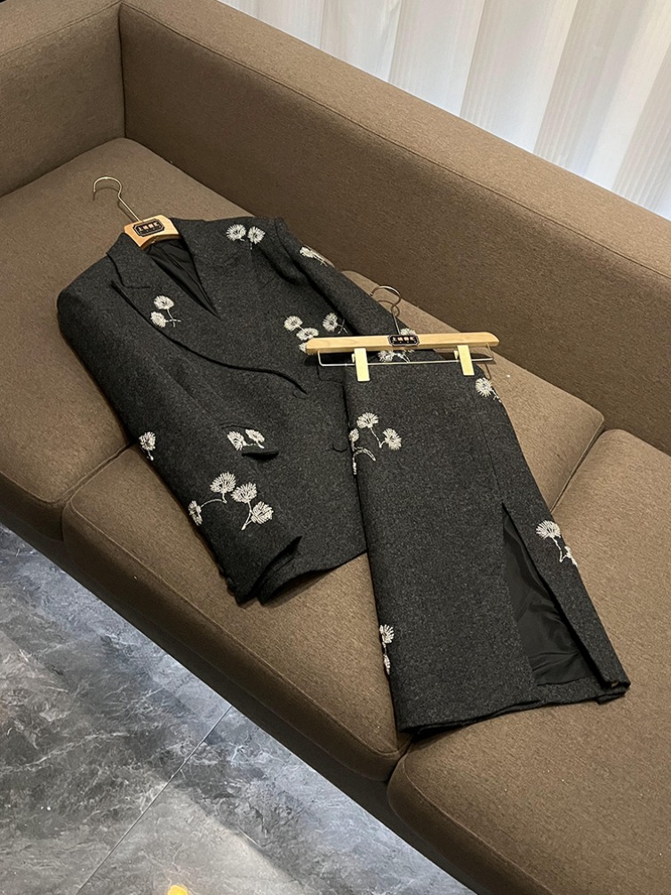 2025 Autumn Gray Solid Color Beaded Two Piece Dress Sets Long Sleeve Notched-Lapel Beaded Loose Woolen Blazers Top + Knee-Length Skirt Set Two Piece