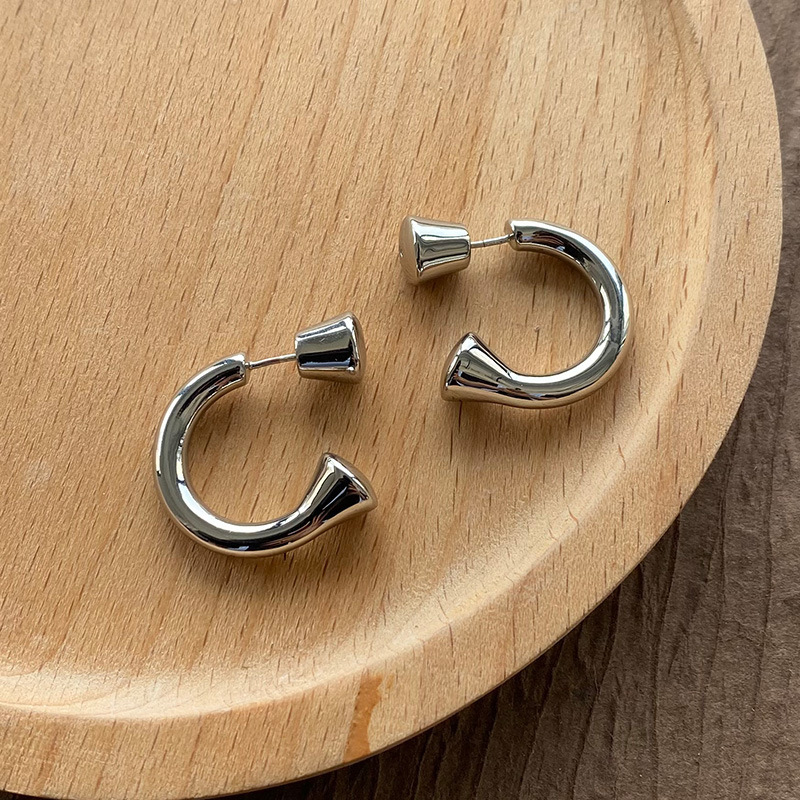 Free Shipping 2025 New Designer Jewelry Minimalist C-shaped Front And Back Wear Earrings For Women Unique Ins Cold Style Design Versatile Silver Nee