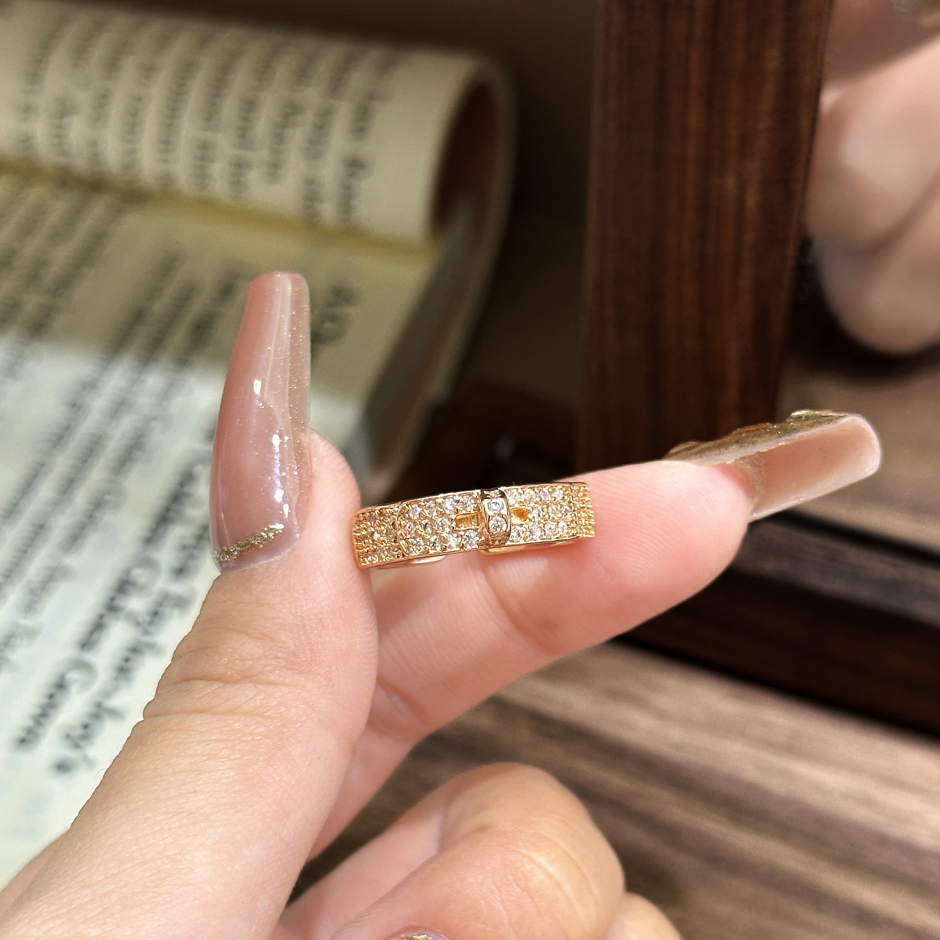 Free Shipping 2025 New Designer Jewelry Light Luxury Style Fashion Elegant Micro-inlaid Full Diamond Mother-of-pearl Ring For Women High-end Non-fad