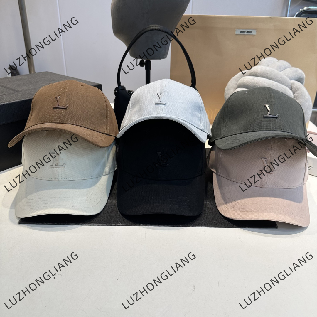 Designer baseball cap, fashionable for all four seasons, suitable as a sun hat, high-end unisex cap with patchwork design.