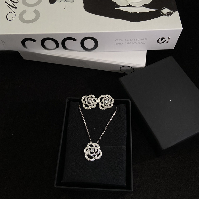 Designer Double C Camellia Collier Full Rose Mode Boucles d'oreilles haut de gamme avec diamant creux en forme de fleur Ensemble Bijoux pour femm