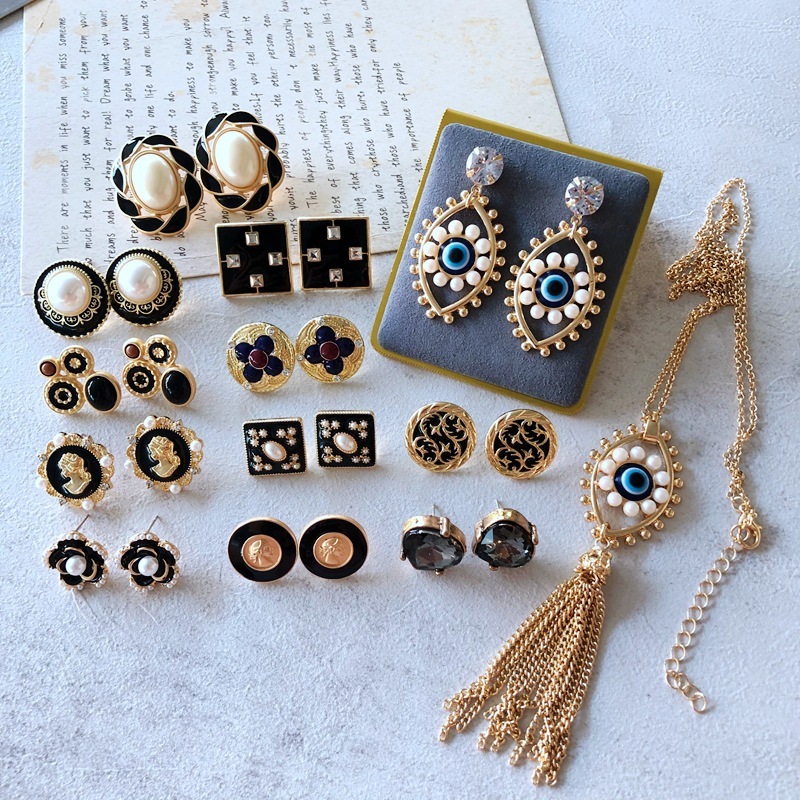 Free Shipping 2025 New Designer Jewelry Black And White Glaze Series Retro Hepburn Style Pearl Floral Silver Needle Earrings Eye Steel Needle Earrin