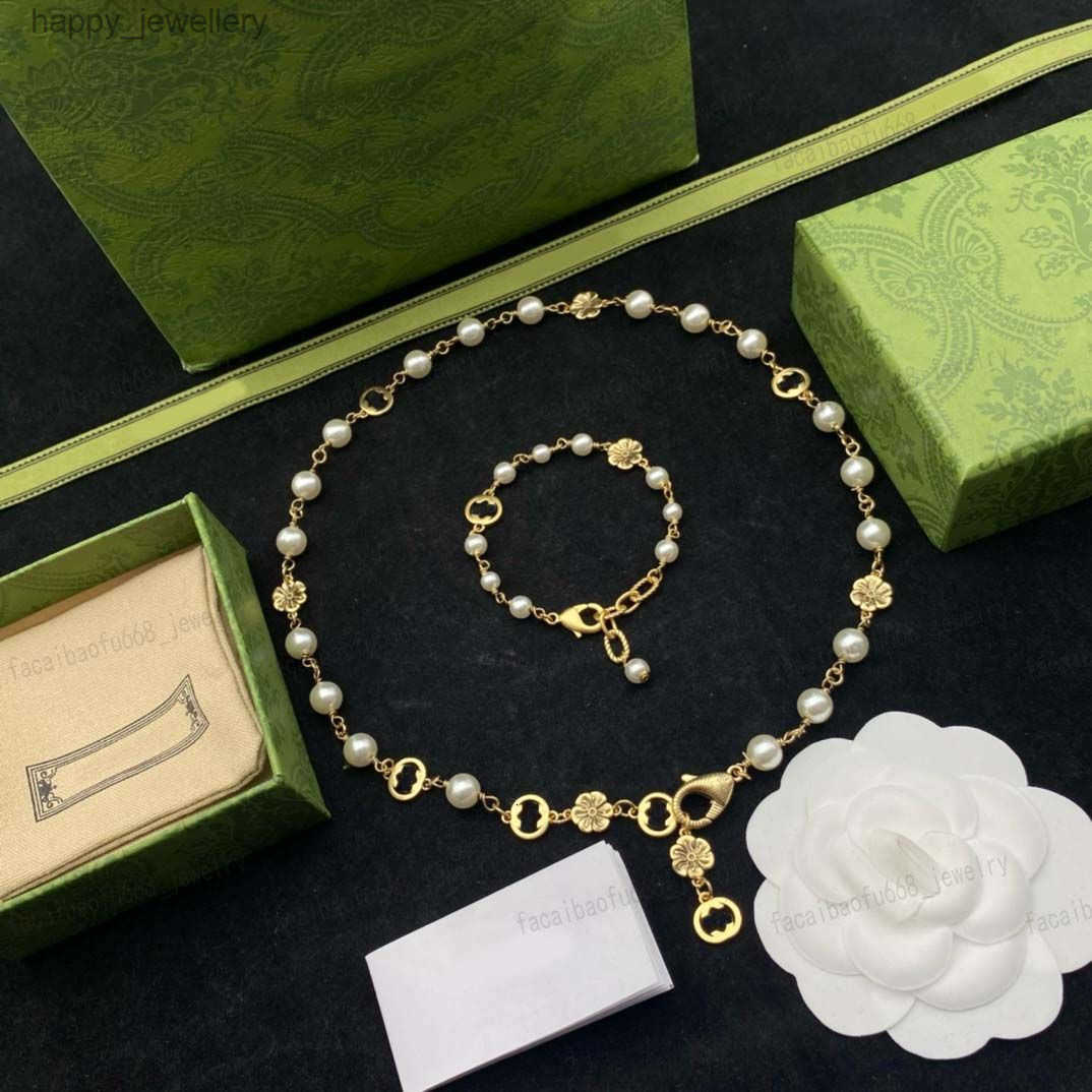 Designer Neckle Brelet Vintage Engraved floral Pearl Alphabet Classic Designer Jewelry Set Womens Neckle Wedding Valentines Day T250804
