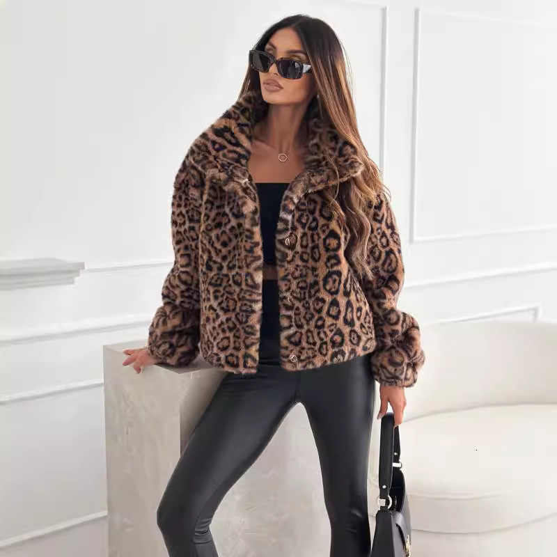 Automne et hiver Leopard Impel revers à la mode élégante à fourrure élégante Coffre court pour femmes 241223
