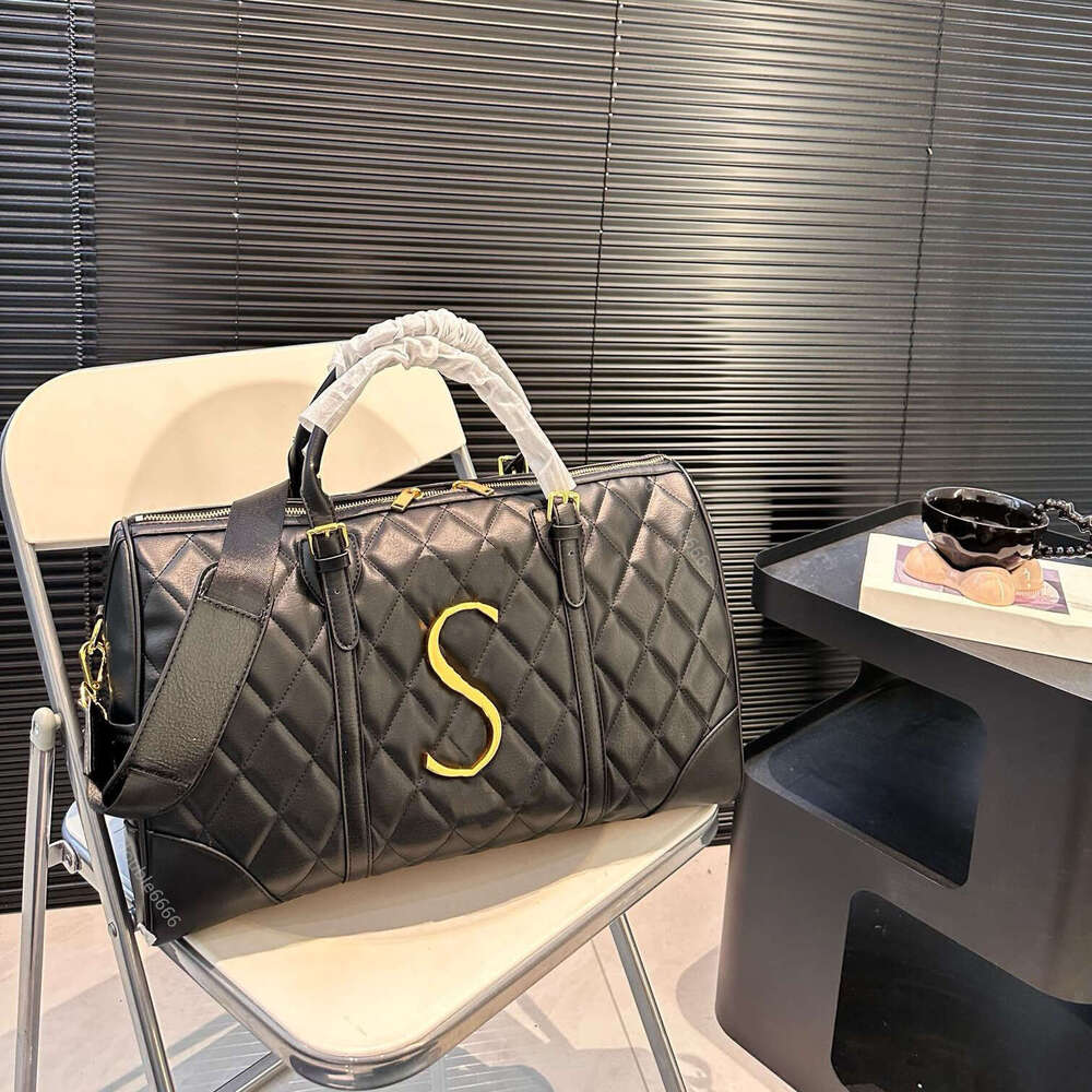 Designer men's women's travel bags Large capacity black bags Leather shoulder bags Simple casual crossbody bags Women's handbags Airp