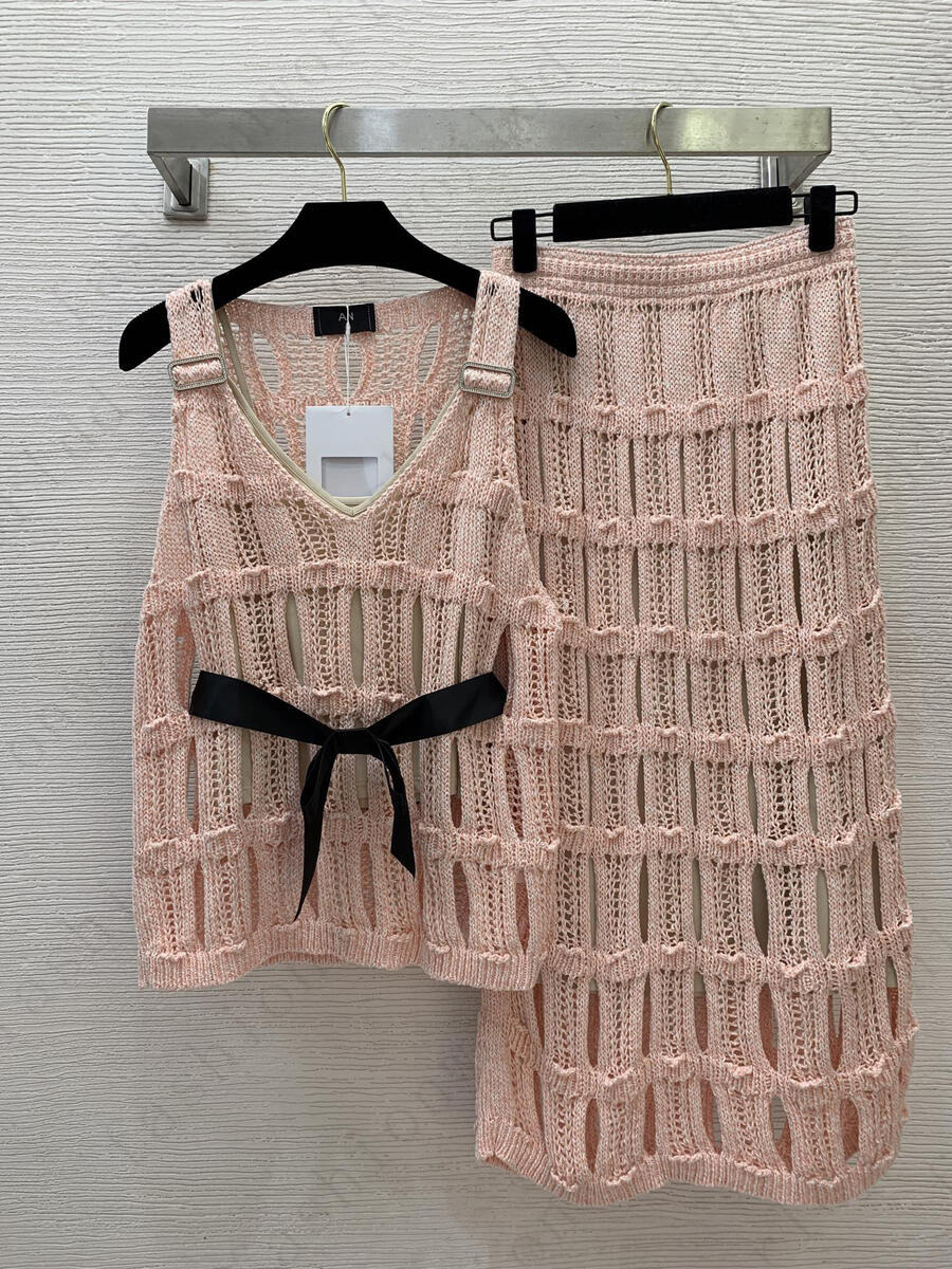 women sets brand skirts 2pcs V-neck knit top set fashion logo vest two-piece casual hollow mesh woven overskirt vacation skirts suit Aug 04 4f3d