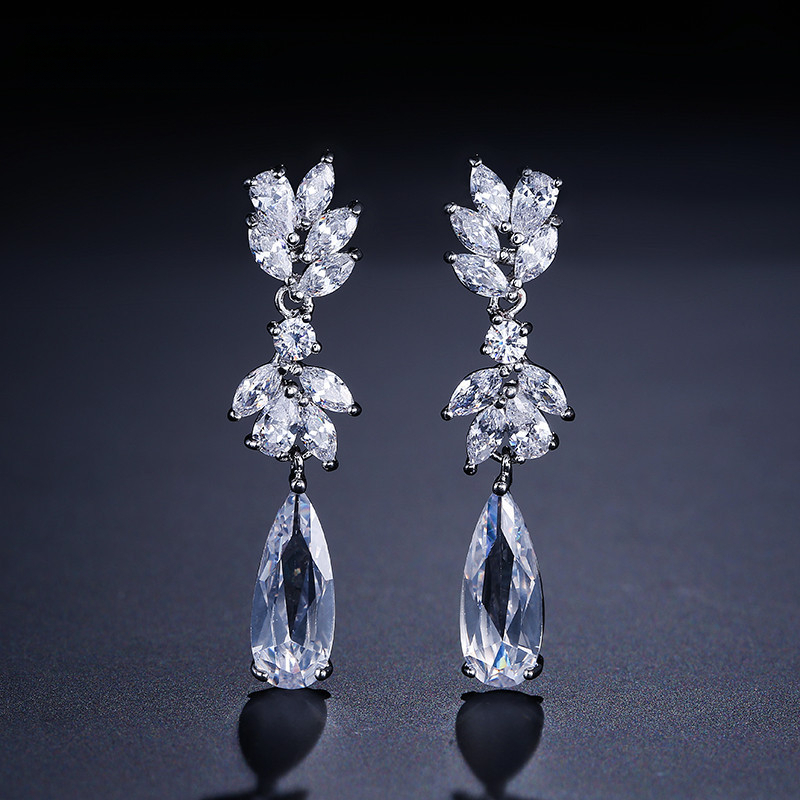 Women's Zircon Dangle Earrings, Japan Korean Style Teardrop Heart Floral Cluster Jewelry with Shell Accents - Silver-Plated Drop Earrings for Bridal