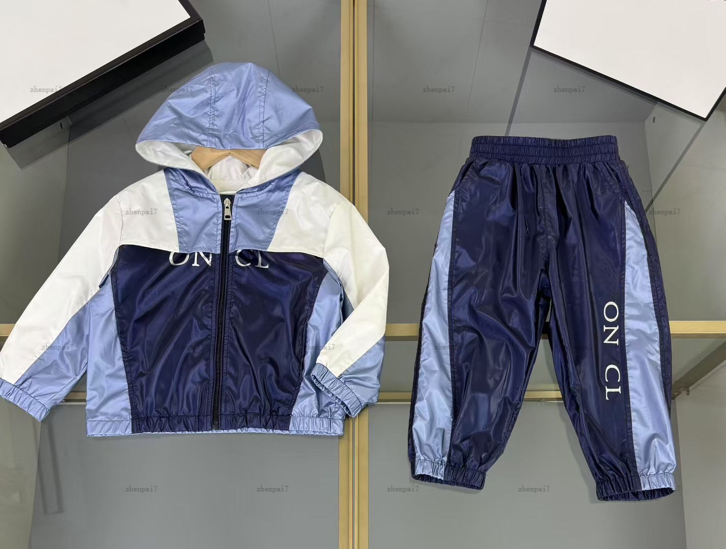 Top baby coat suits Woven cotton fabric tracksuits autumn two-piece sets Kids designer Clothes hooded jacket and pants A945X26N000