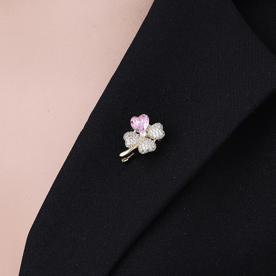 Gold Tone Four - Leaf Clover Brooches With Pink Heart - Shaped Gem And Central Diamond Accent Elegant Daily Jewelry And Gifts For Her High Quality A